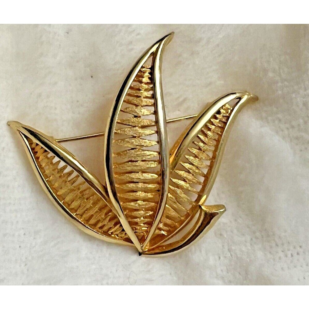 vintage gold tone leaf brooch pin